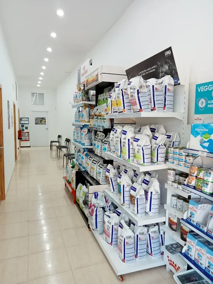 Interior de Clivet Veterinarios con alimentación y productos para mascotas
